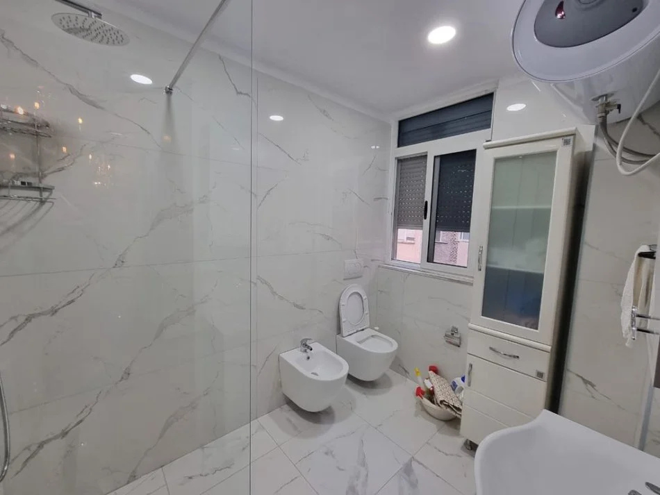 Tirane, jepet me qera apartament 2+1 Kati 4, 100 m² 750 € (Qender)