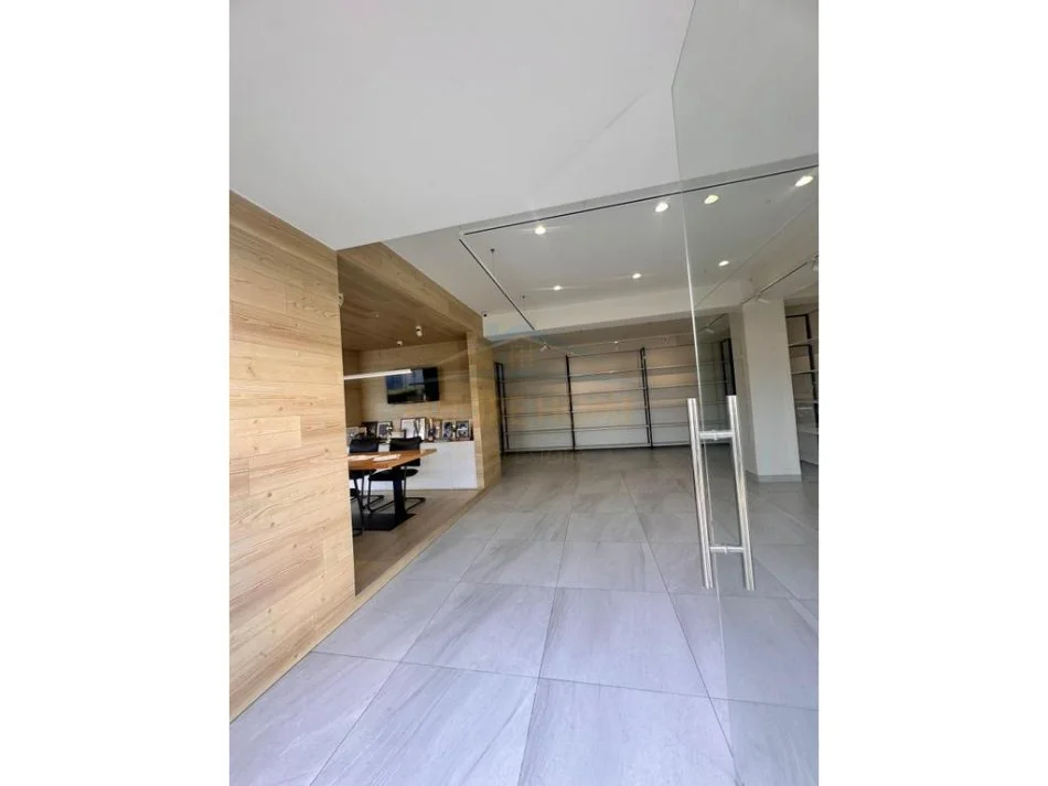 Durres, jepet me qera dyqan , 105 m² 1.100 € (Stadiumi Niko Dovana , Durres .)