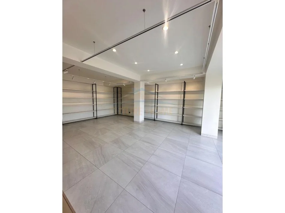 Durres, jepet me qera dyqan , 105 m² 1.100 € (Stadiumi Niko Dovana , Durres .)