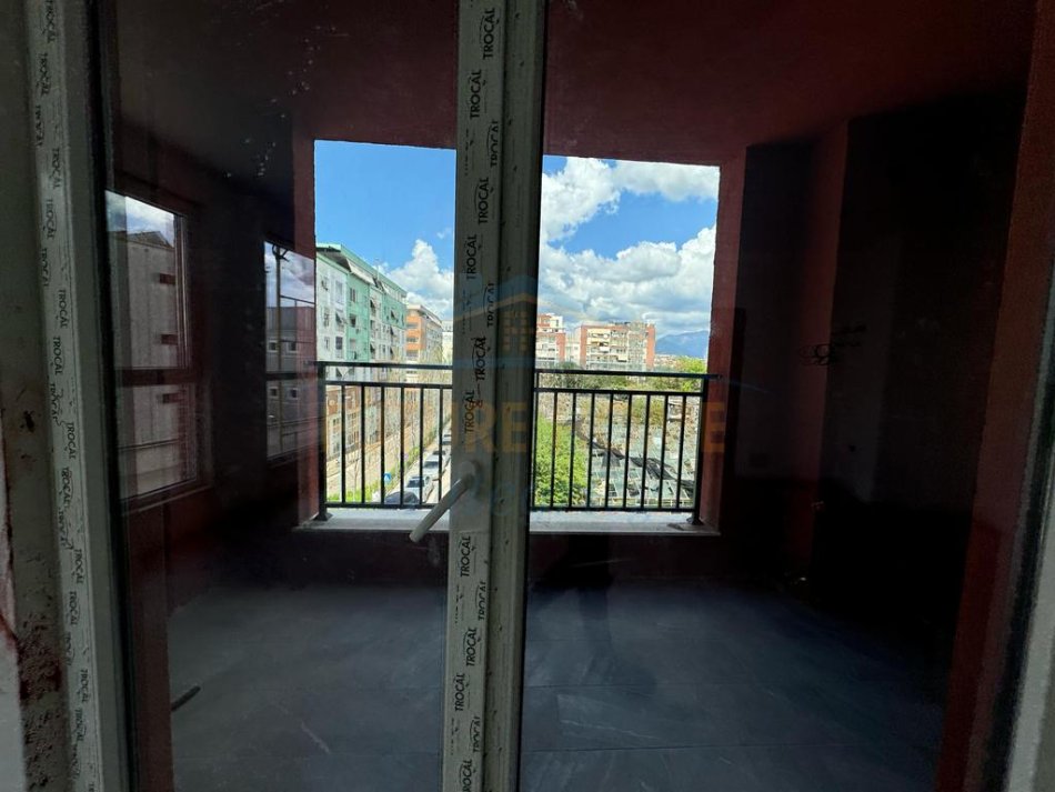 Tirane, shitet apartament 5+1 Kati 2, 199 m² 360.000 € (Stacini i trenit)