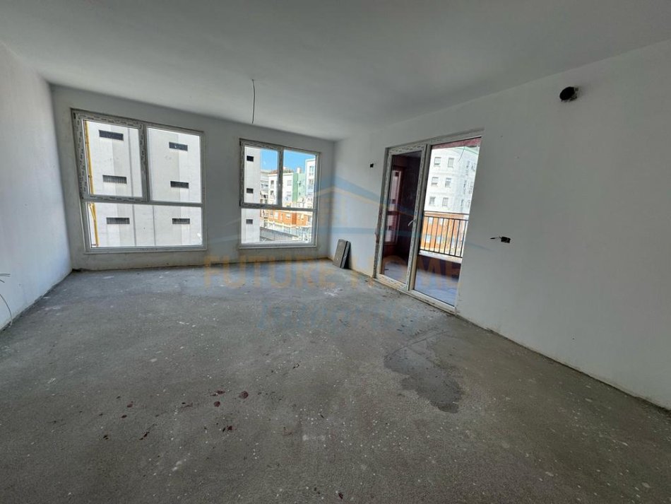 Tirane, shitet apartament 5+1 Kati 2, 199 m² 360.000 € (Stacini i trenit)