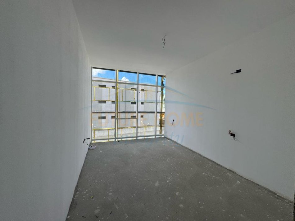 Tirane, shitet apartament 5+1 Kati 2, 199 m² 360.000 € (Stacini i trenit)