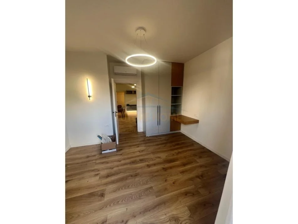 Tirane, jepet me qera apartament 2+1+Ballkon Kati 2, 700 € (Selite)