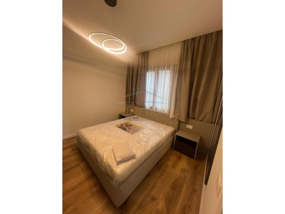 Tirane, jepet me qera apartament 2+1+Ballkon Kati 2, 700 € (Selite)