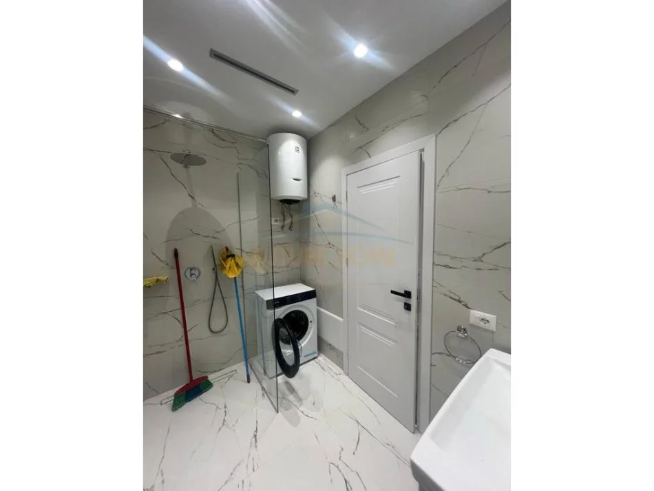 Tirane, jepet me qera apartament 2+1+Ballkon Kati 2, 700 € (Selite)