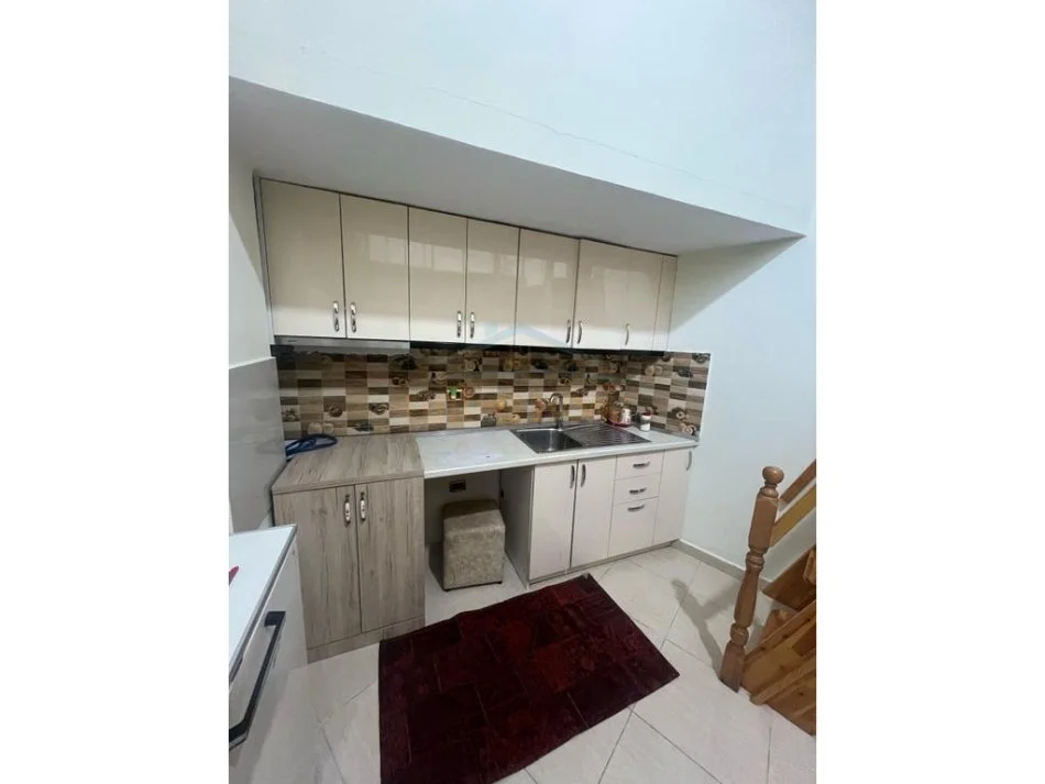 Tirane, jepet me qera apartament duplex 1+1 Kati 0, 37 m² 320 € (Duplex)