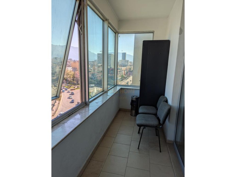 Tirane, jepet me qera ambjent biznesi Kati 6, 120 m² 800 € (Kryqezimi i Zogut Te Zi)