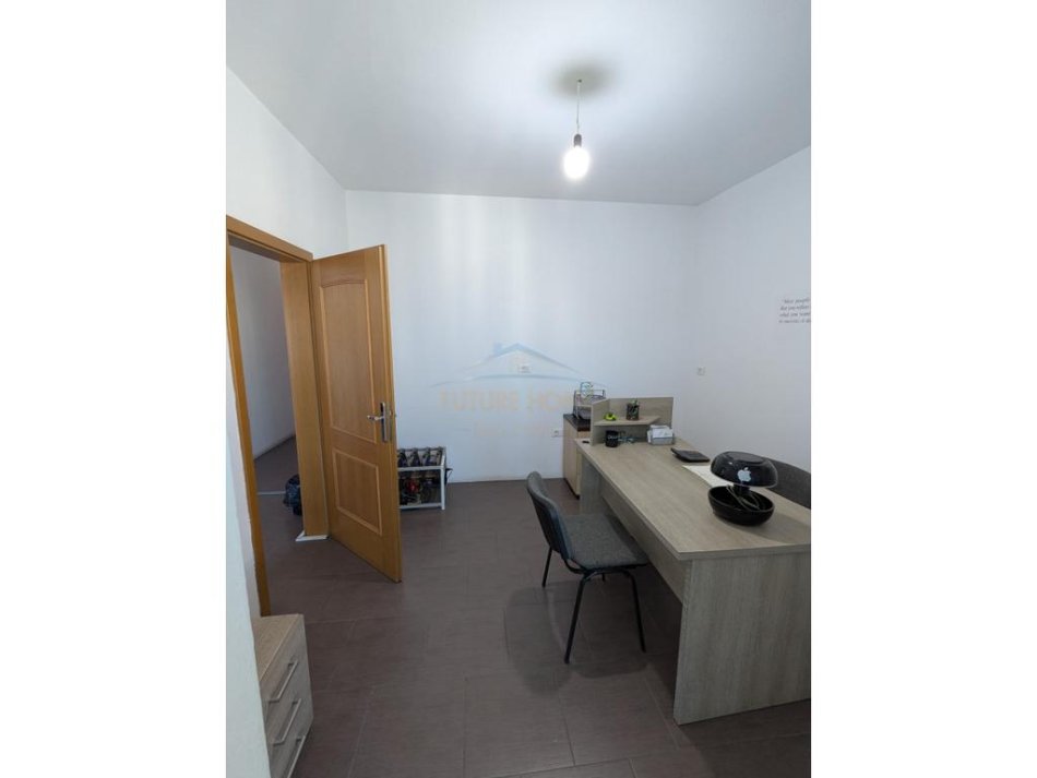 Tirane, jepet me qera ambjent biznesi Kati 6, 120 m² 800 € (Kryqezimi i Zogut Te Zi)