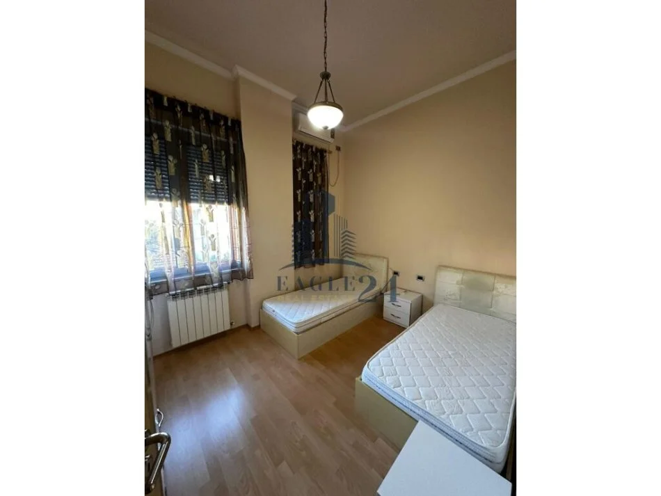 Tirane, jepet me qera apartament 2+1+Ballkon Kati 2, 110 m² 900 € (pazari i ri)