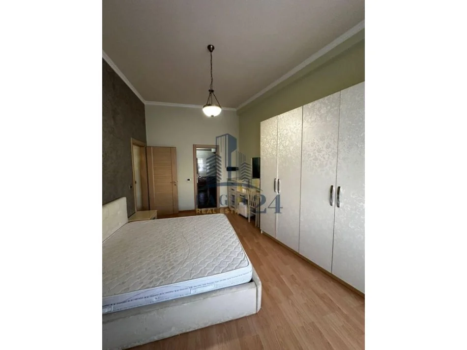 Tirane, jepet me qera apartament 2+1+Ballkon Kati 2, 110 m² 900 € (pazari i ri)