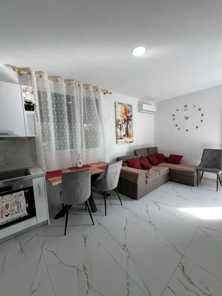 Durres, jepet me qera shtepi 1+1 , 70 m² 400 € 
