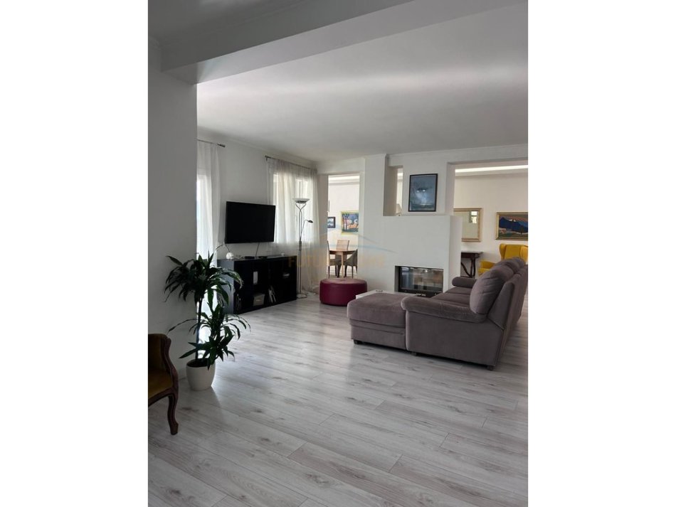 Tirane, shitet apartament 2+1 Kati 10, 198 m² 600.000 € (Blloku)