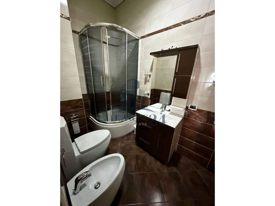 Tirane, jepet me qera apartament 2+1+Ballkon Kati 2, 110 m² 900 € (pazari i ri)