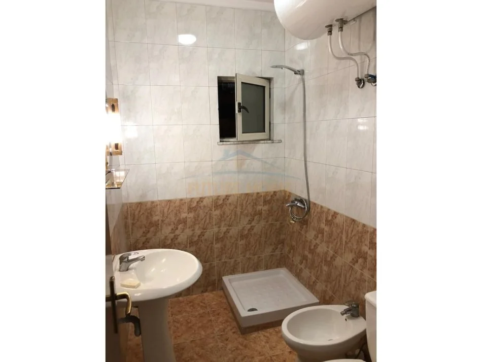 Tirane, shitet apartament 2+1+Ballkon Kati 3, 85 m² 154.000 € (Fusha e Aviacionit)