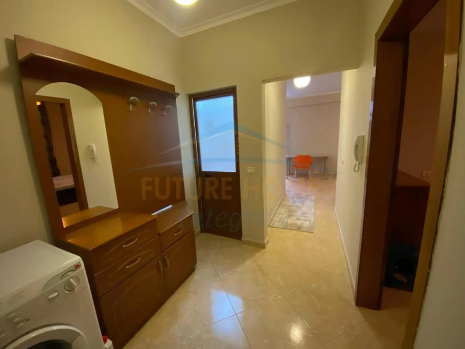 Tirane, jepet me qera apartament 1+1+Ballkon Kati 5, 60 m² 400 € (Xhamlliku)