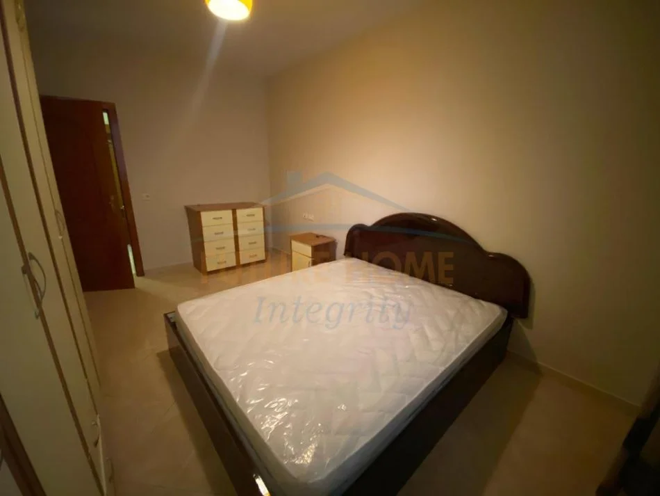 Tirane, jepet me qera apartament 1+1+Ballkon Kati 5, 60 m² 400 € (Xhamlliku)