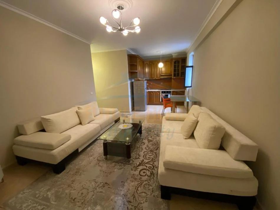 Tirane, jepet me qera apartament 1+1+Ballkon Kati 5, 60 m² 400 € (Xhamlliku)