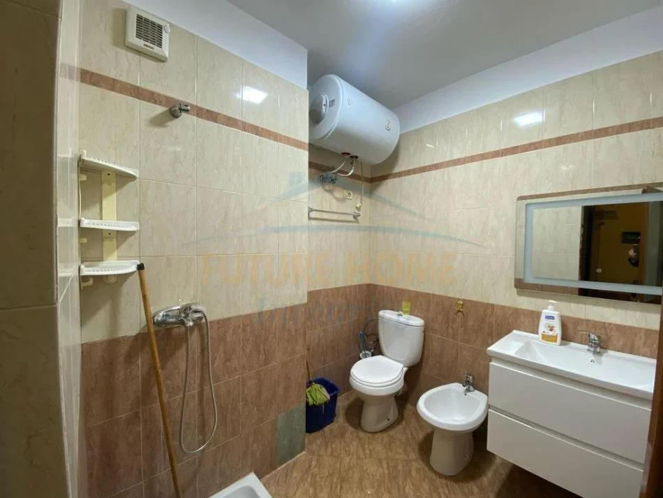 Tirane, jepet me qera apartament 1+1+Ballkon Kati 5, 60 m² 400 € (Xhamlliku)