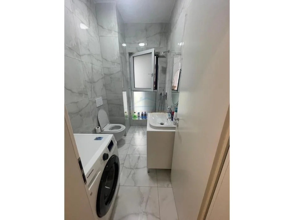 Tirane, jepet me qera apartament 1+1+Ballkon Kati 4, 60 m² 550 € (Rruga Jordan Misja)
