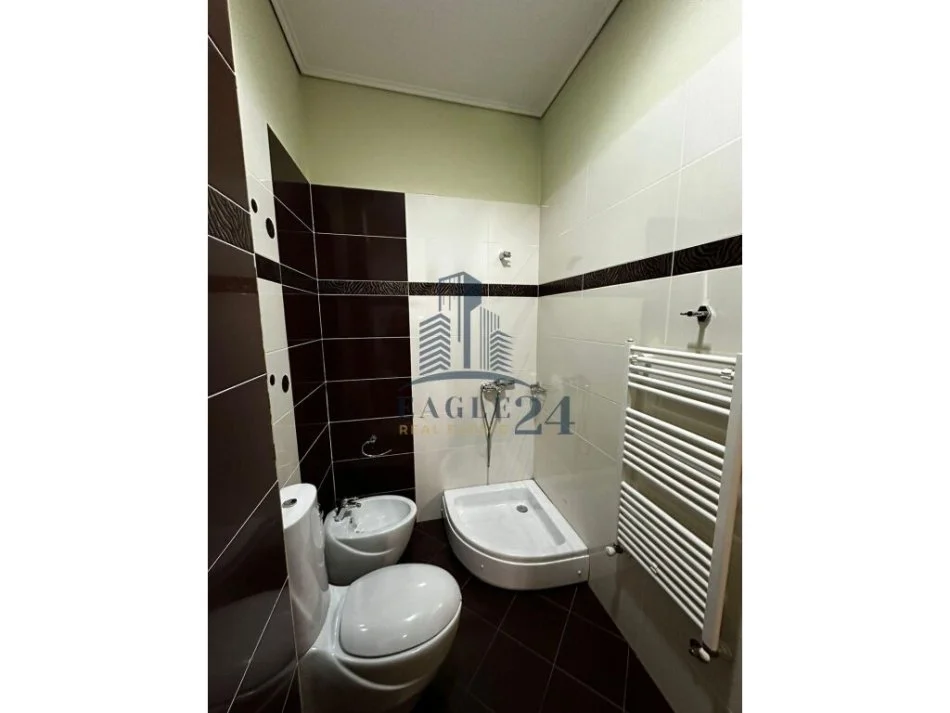 Tirane, jepet me qera apartament 2+1+Ballkon Kati 2, 110 m² 900 € (pazari i ri)