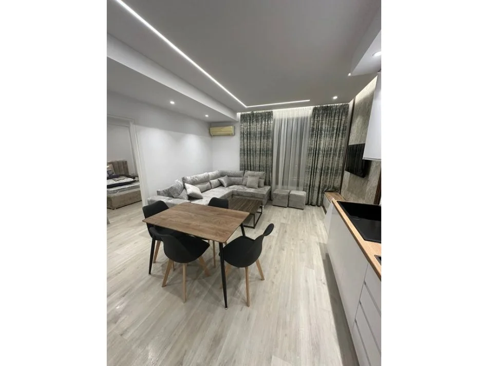 Tirane, jepet me qera apartament 1+1 Kati 1, 55 m² 650 € (Zogu i zi)