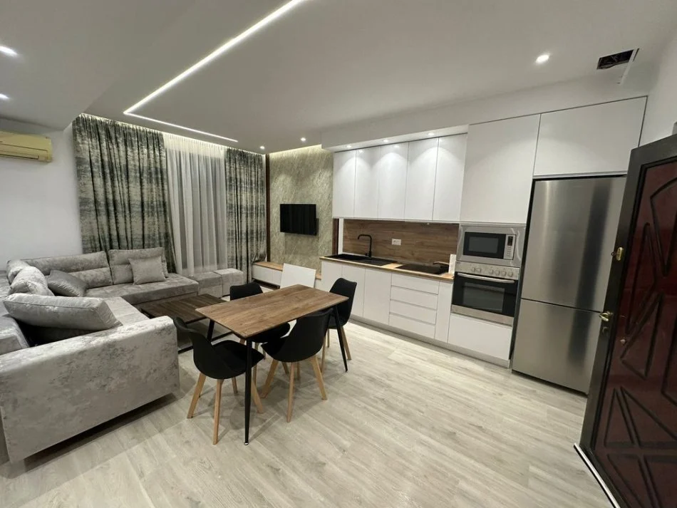 Tirane, jepet me qera apartament 1+1 Kati 1, 55 m² 650 € (Zogu i zi)