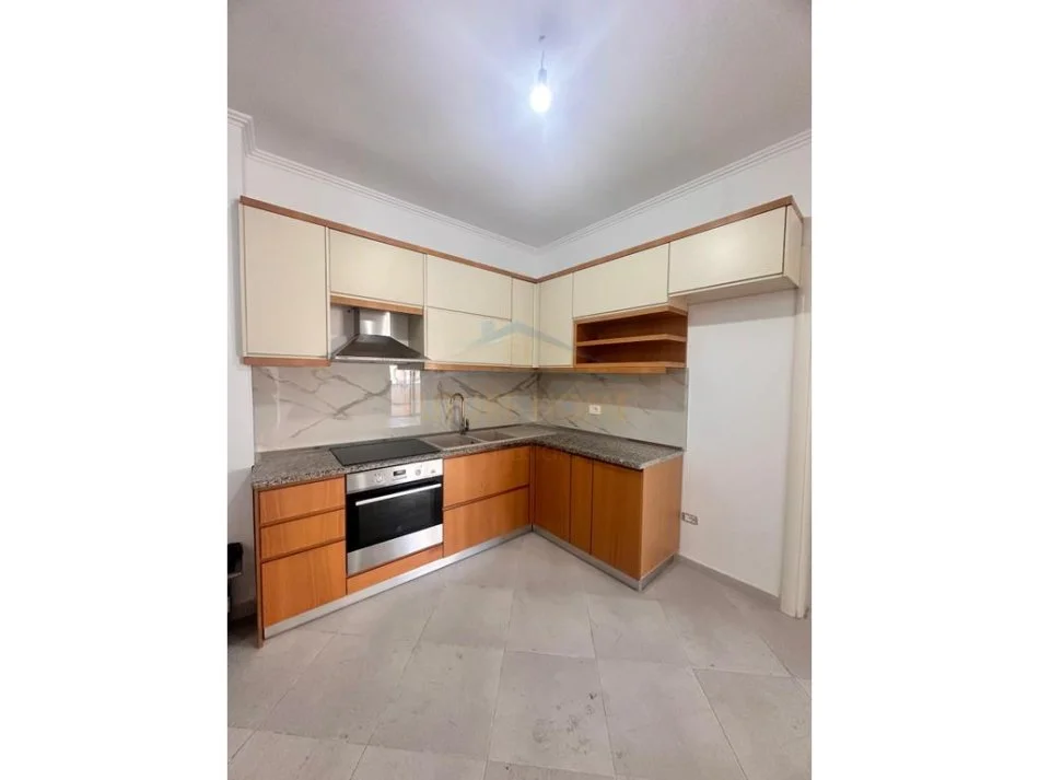 Durres, jepet me qera apartament 2+1+Ballkon Kati 5, 96 m² 350 € (UKD ,Durres)