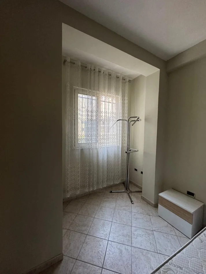Tirane, jepet me qera apartament duplex 1+1 Kati 3, 500 € (Rruga e kavajes)