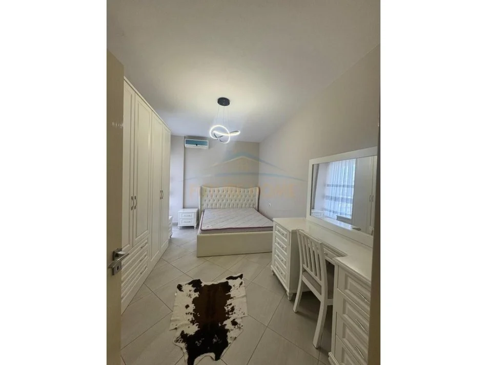 Tirane, jepet me qera apartament 1+1+Ballkon Kati 7, 70 m² 500 € (5 Maji)