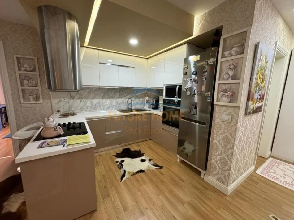 Tirane, jepet me qera apartament 2+1+Ballkon Kati 2, 103 m² 700 € (Kopshti Zoologjik)