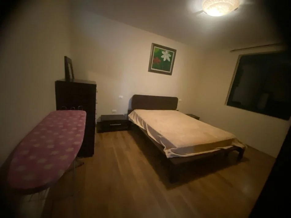 Tirane, jepet me qera apartament 1+1 Kati 3, 600 m² 600 € (Garda)