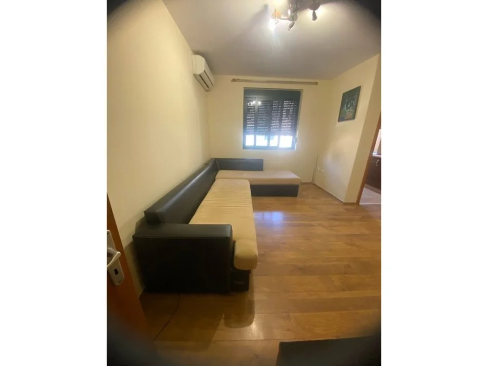 Tirane, jepet me qera apartament 1+1 Kati 3, 55 m² 600 € (Garda)