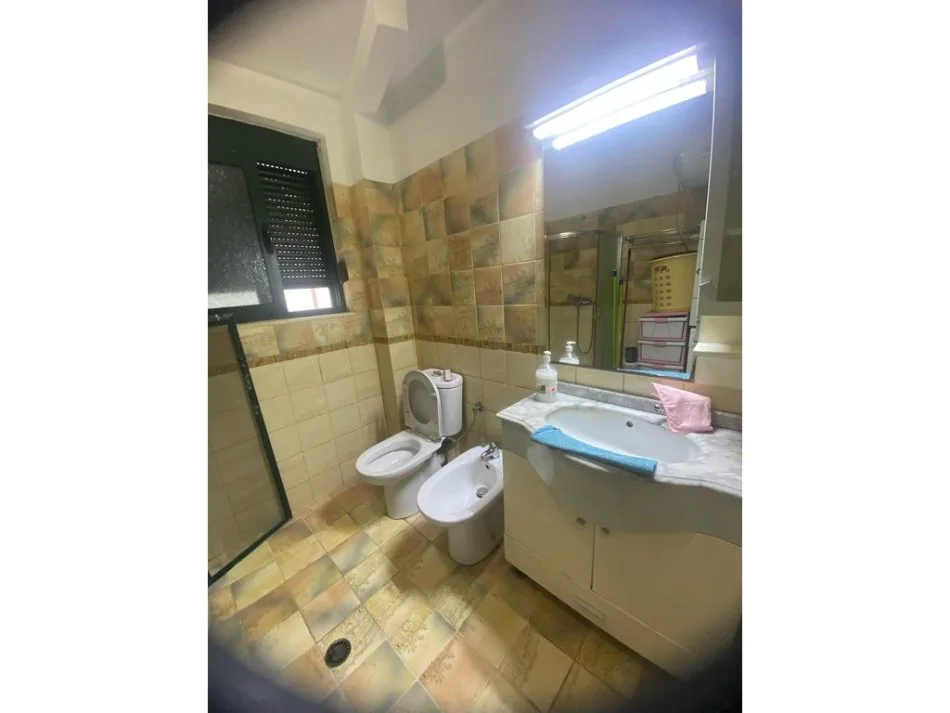 Tirane, jepet me qera apartament 1+1 Kati 3, 55 m² 600 € (Garda)