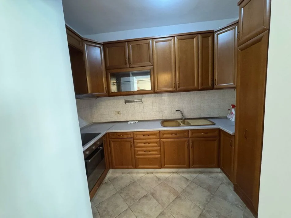 Tirane, jepet me qera apartament 2+1 Kati 2, 127 m² 700 € (Qender)