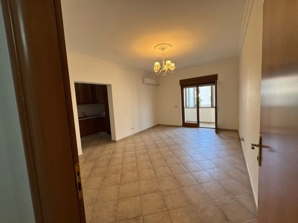 Tirane, jepet me qera apartament 2+1 Kati 2, 700 m² 700 € (Qender)