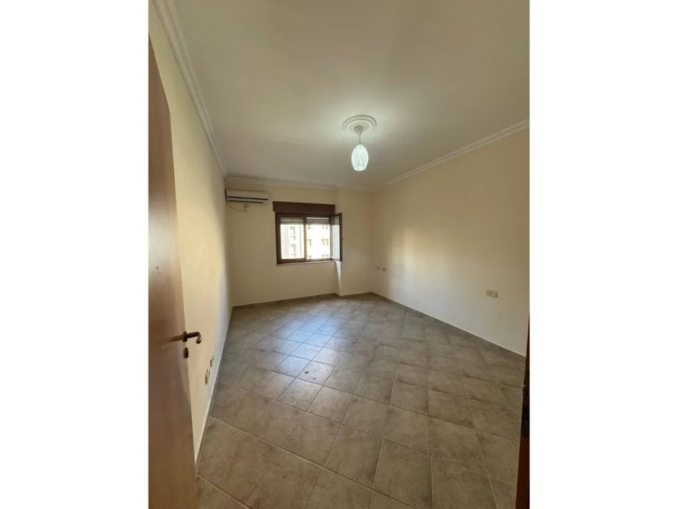 Tirane, jepet me qera apartament 2+1 Kati 2, 700 m² 700 € (Qender)