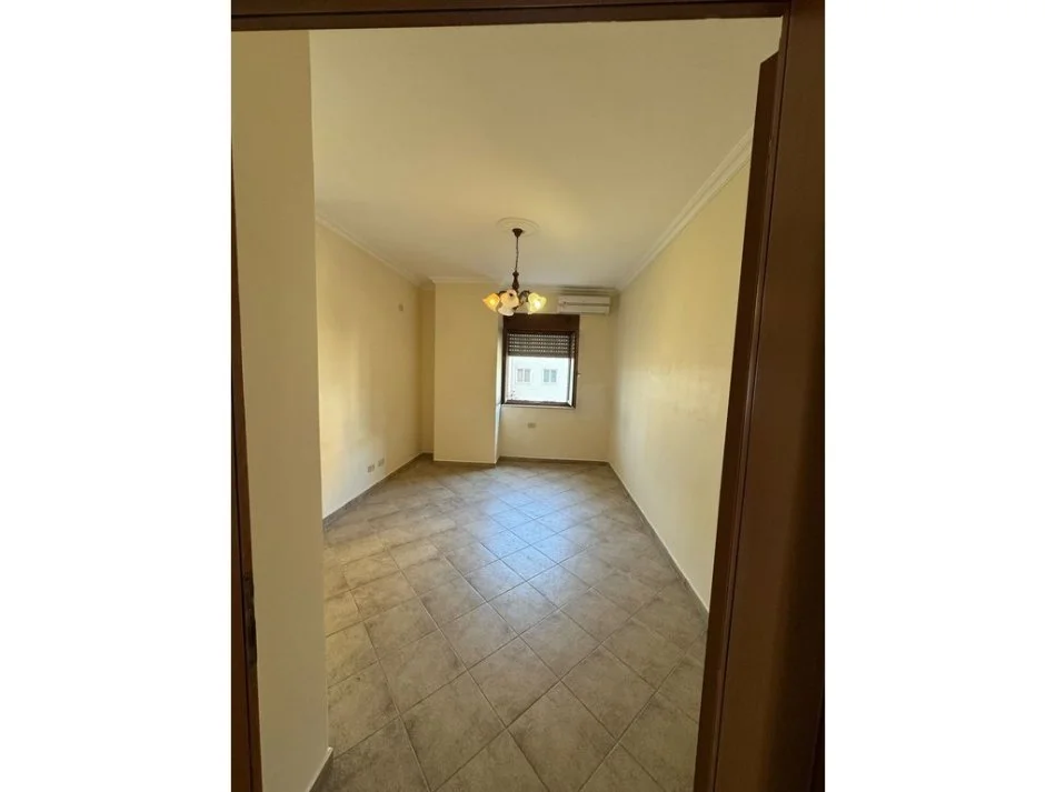 Tirane, jepet me qera apartament 2+1 Kati 2, 127 m² 700 € (Qender)