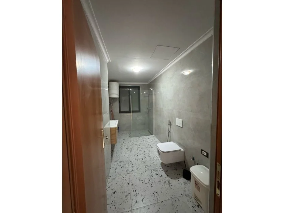 Tirane, jepet me qera apartament 2+1 Kati 2, 700 m² 700 € (Qender)