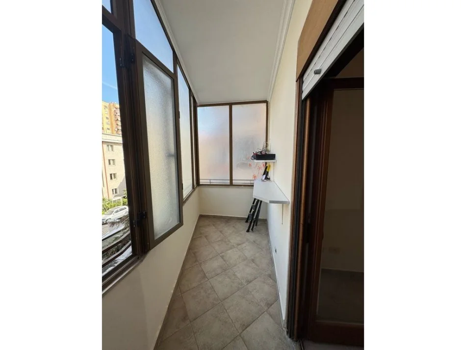 Tirane, jepet me qera apartament 2+1 Kati 2, 127 m² 700 € (Qender)