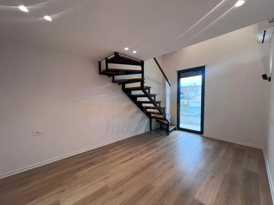 Tirane, jepet me qera apartament Dublex Kati 1, 140 m² 800 € (Porcelan)