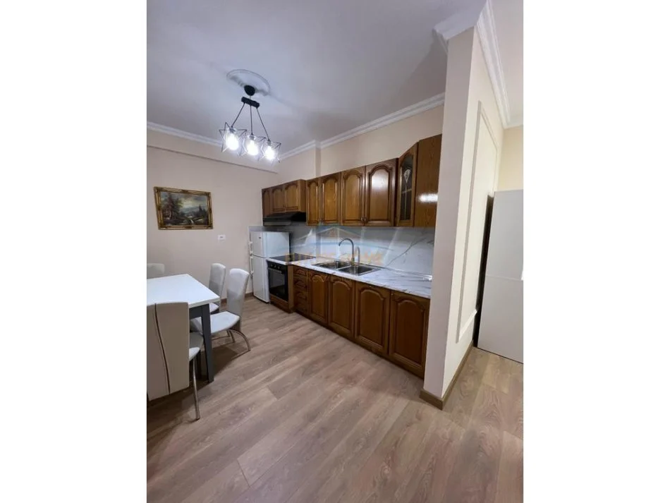 Tirane, jepet me qera apartament 1+1+Ballkon Kati 7, 68 m² 450 € (Unaza e Re)