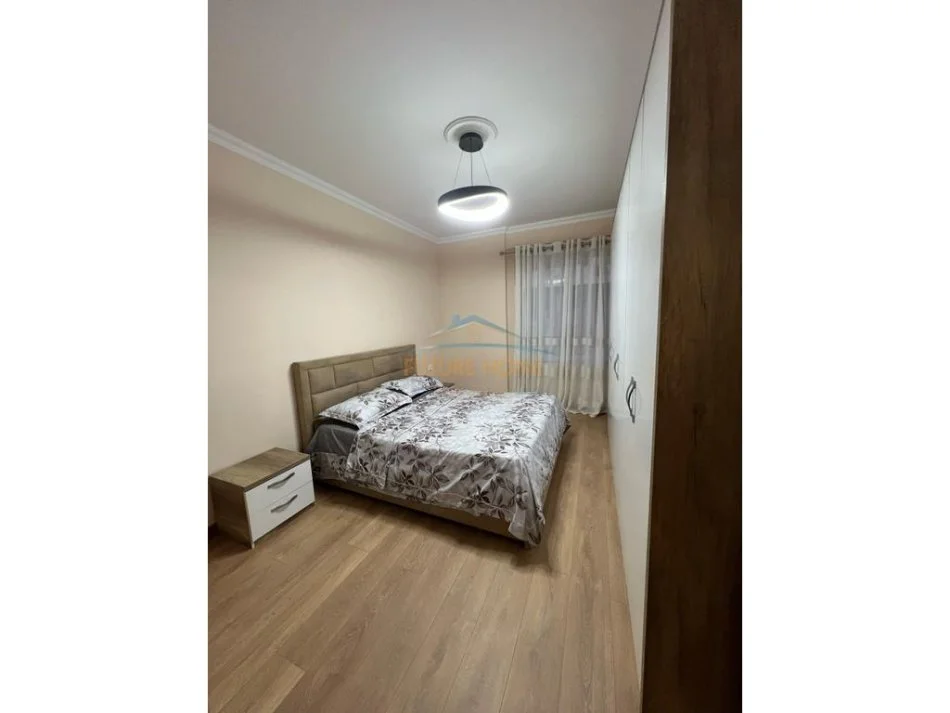 Tirane, jepet me qera apartament 1+1+Ballkon Kati 7, 68 m² 450 € (Unaza e Re)