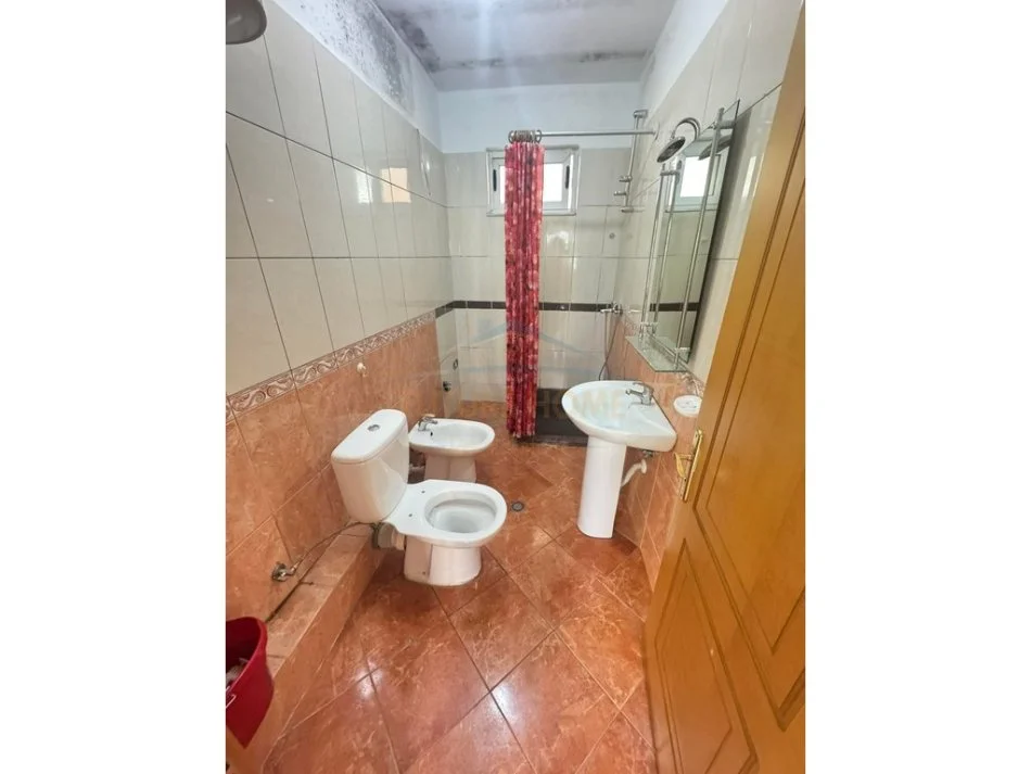 Tirane, jepet me qera apartament 2+1 Kati 5, 100 m² 500 € (KOMUNA E PARISIT)