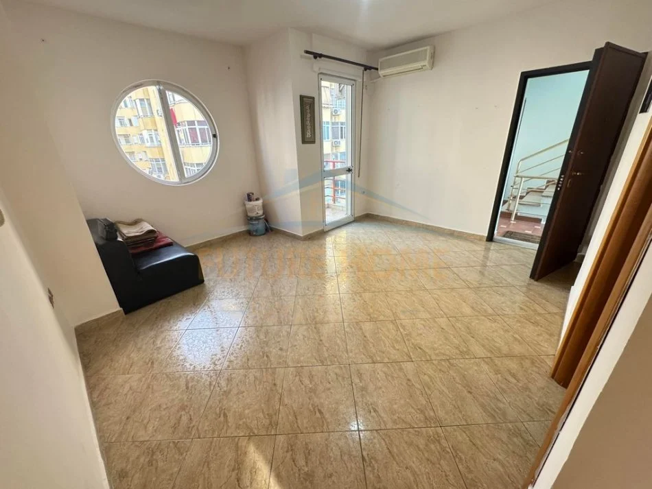 Tirane, jepet me qera apartament 2+1 Kati 5, 100 m² 500 € (KOMUNA E PARISIT)