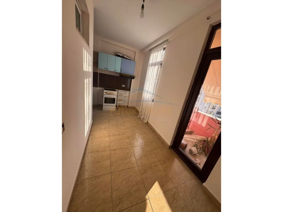 Tirane, jepet me qera apartament 2+1 Kati 5, 100 m² 500 € (KOMUNA E PARISIT)