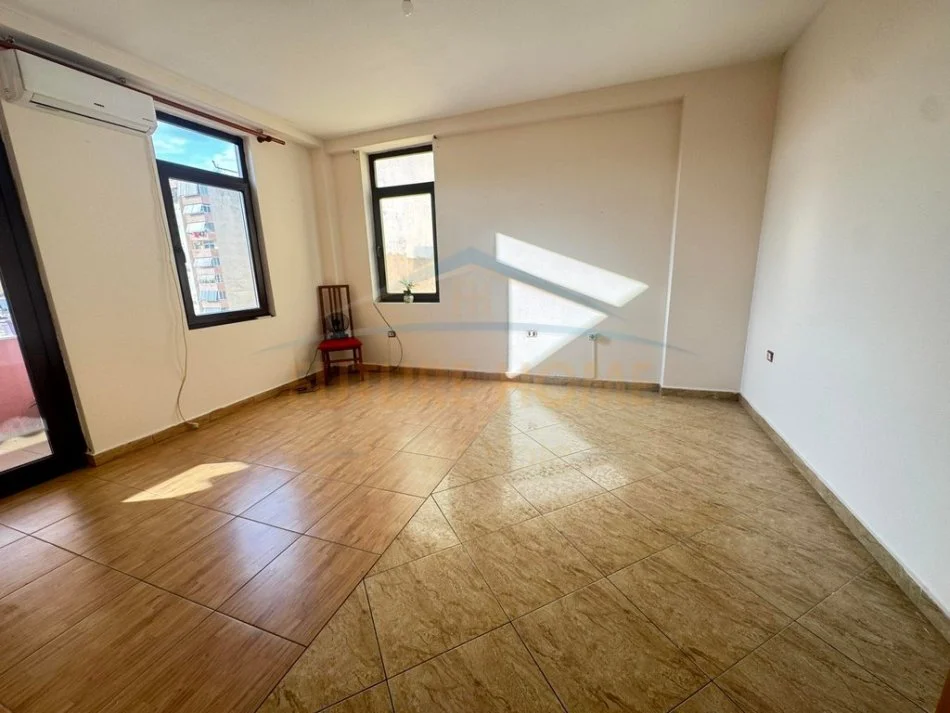 Tirane, jepet me qera apartament 2+1 Kati 5, 100 m² 500 € (KOMUNA E PARISIT)