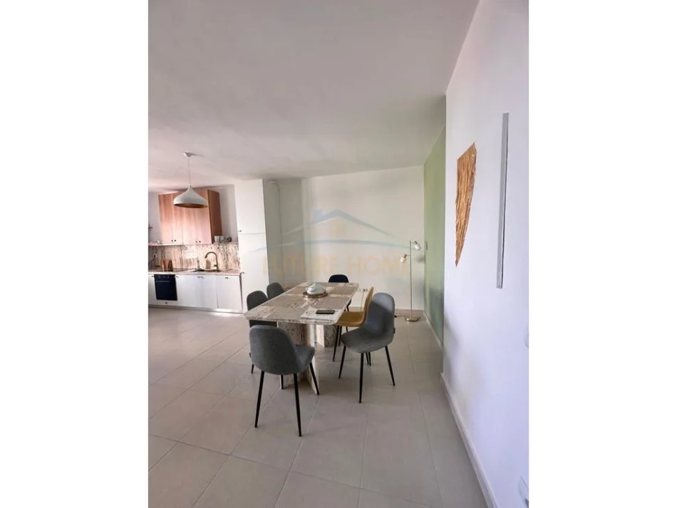 Durres, jepet me qera apartament 3+1+Ballkon Kati 8, 145 m² 1.200 € (rruga e portit)