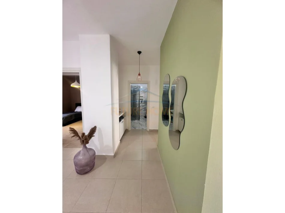 Durres, jepet me qera apartament 3+1+Ballkon Kati 8, 138 m² 1.500 € (Rruga e Portit, Durres)