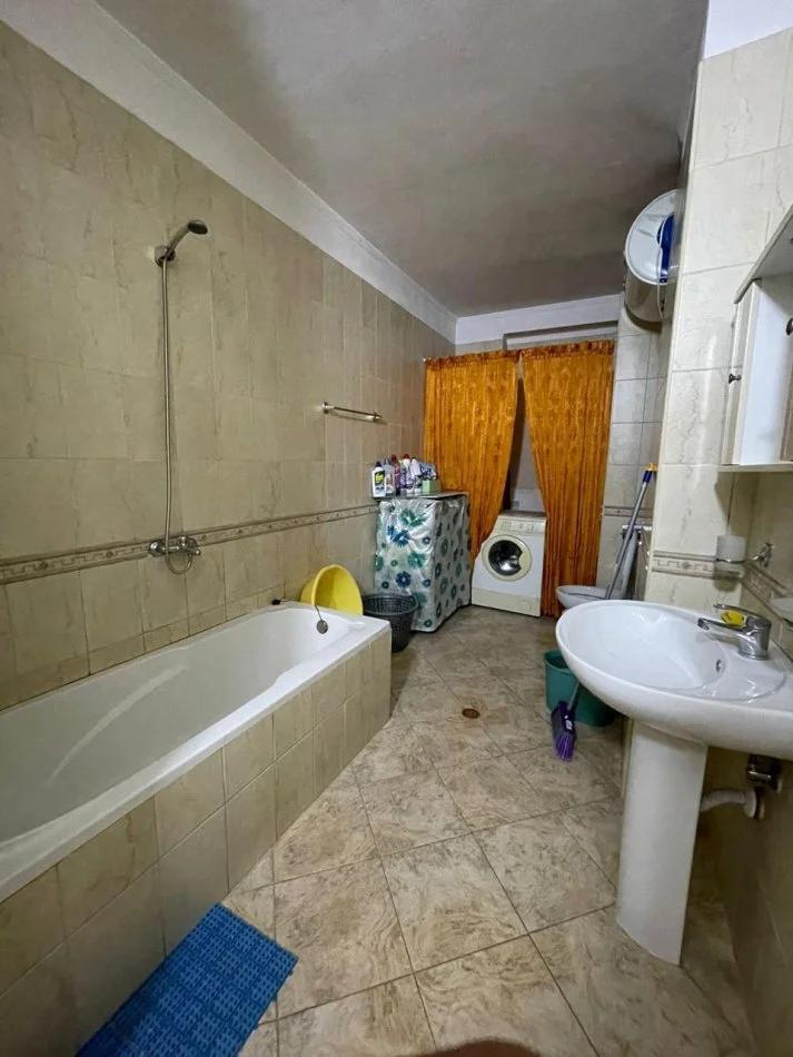 Tirane, jepet me qera apartament 2+1 , 700 € (21 dhjetori)