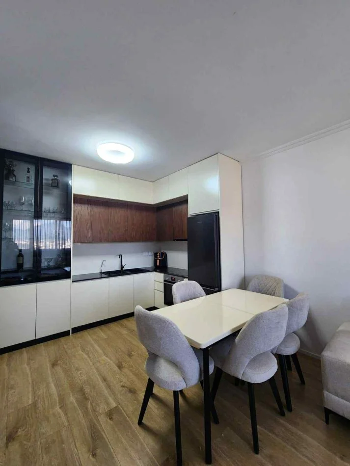 Tirane, jepet me qera apartament 2+1+Ballkon Kati 8, 95 m² 800 € (GOLDEN PARK AMERIKAN 3)